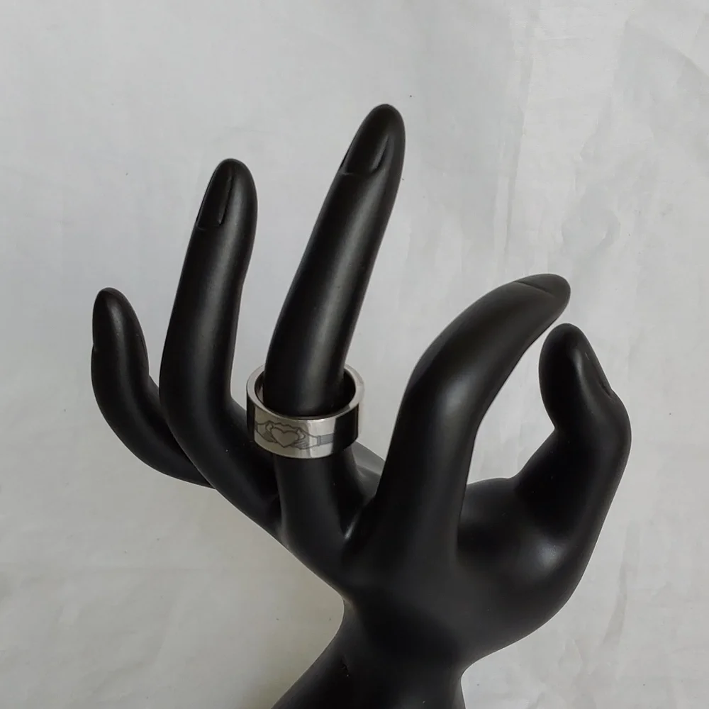 UNISEX SIZE 7 HAND HOLDING HEART RING
